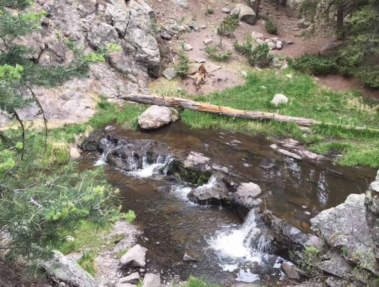 Small waterfall at the end of the Las Conchas Trail