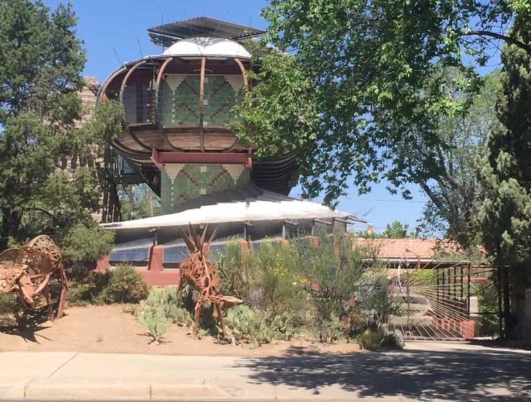 Cool, spaceship house in Albuquerque!