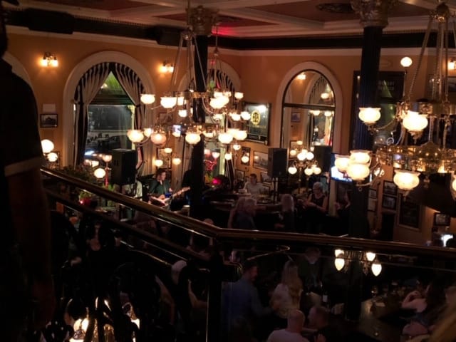 Barden & Banker: a classy spot for drinks, live music, and dancing!
