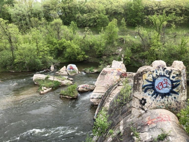 With it's main attraction- the graffitied dam boulders!